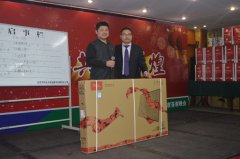 董事長為一等獎得主頒獎